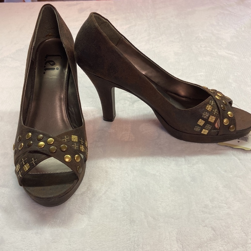 LEI Stash Brown Studded Distressed Suede Women’s 4” Dress Heels Open Toe NWT S9
